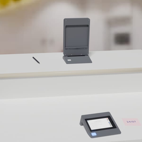 Configurazione separata: il display da 8 pollici sul piano alto del bancone e il modulo operatore sul piano inferiore.