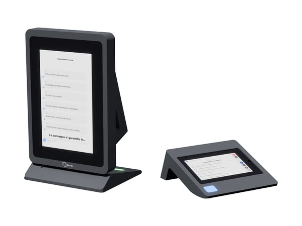Die beiden Bildschirme der Schalterstation: das 8-Zoll-Display für die Person und das kompakte 5-Zoll-Bedienmodul.