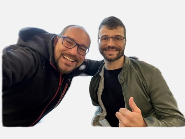 I due fondatori di Home4MeAi, affiancati e sorridenti verso la fotocamera.