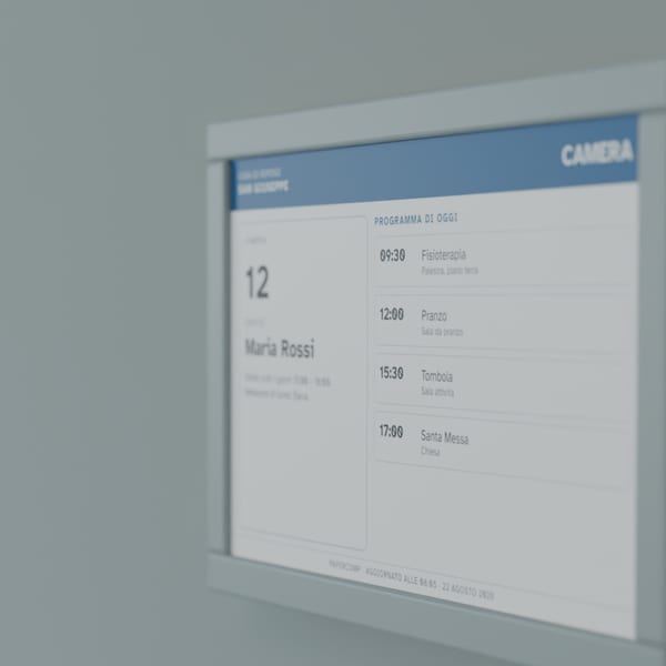 Render: a care-home corridor; a 10.1-inch eInk label beside the door shows the room number, the resident's name and the day's programme.